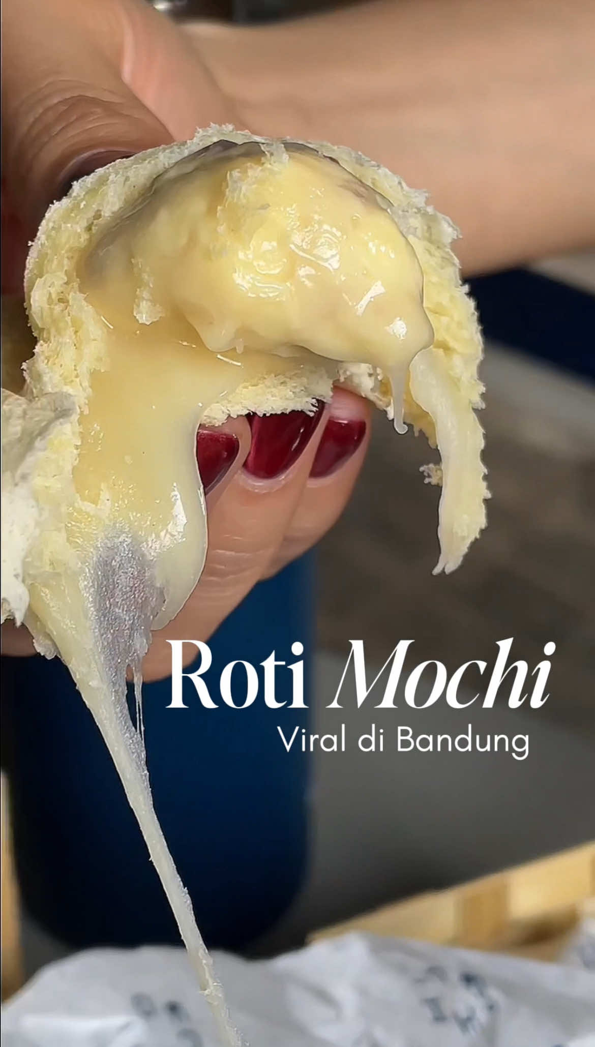 Dibikin penasaran sama Rochi. Baru kesampean cobain. Kondisi ga terlalu rame jadi lumayan cepet  antrinya. Yang paling sesuai sama selerakh yang Roti Asin Sapi. 🐮 📍 Rochi - Jl. LL Martadinata Street, Bandung #rochibandung #rotimochi #kulinerbandung #cicidoyanmakan 