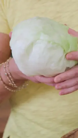 Don’t knock it till ya try it… But in this case, ya gotta knock it to try it! 💥 Either way, I’m bringin’ iceberg back baby 🥬💚 Crisp, cool, and ready for anything—get ready! 😉 #RachaelRay #KitchenHack #IcebergLettuce 