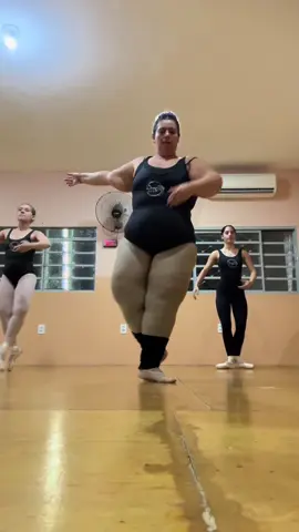 Exercícios de centro: um desafio para mim!  Confesso que não é fácil olhar e ver muitas coisas para corrigir, ver o corpo pular junto. Mas a #constancia vai me ajudar a melhorar. . #fyp #fypシ゚ #foryou #ballet #balletdancer #dancer #auladeballet #exercicios #corporeal #corpogordo #plussizelife 