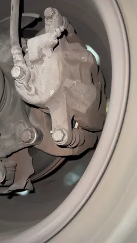 Hace ruido al andar o frenar rechina #mecanica #autos #taller 