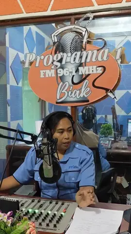 KBRN, Biak : Komandan Pangkalan TNI AL (Danlanal) Biak, Kolonel Marinir Jinawi Atutwaluyanto, menegaskan pentingnya peran Jalasenastri sebagai mitra strategis dalam mendukung tugas-tugas prajurit TNI AL. Penekanan ini disampaikannya saat memberikan pengarahan dalam kegiatan Olahraga Bersama dan Tatap Muka Jalasenastri Cabang 2 Korcab X DJA III yang digelar di Gedung Hang Tuah Mako Lanal Biak, Selasa (10/6/2025). Dalam sambutannya, Kolonel Mar Jinawi Atutwaluyanto menyampaikan apresiasi atas semangat dan dedikasi para anggota Jalasenastri dalam mendampingi suami serta berperan aktif dalam kegiatan organisasi. “Jalasenastri bukan hanya organisasi pelengkap, tapi bagian penting dalam kehidupan kedinasan TNI AL. Keharmonisan keluarga adalah fondasi utama keberhasilan tugas prajurit,” ujar Danlanal Biak Baca selengkapnya : https://www.rri.co.id/biak/daerah/1575037/danlanal-peran-jalasenastri-dukung-tugas-prajurit-tni-al #Repost @rri_pro1.biak Buletin Berita Siang Pro 1 RRI Biak, FM 96,1 MHz Penyiar : @ririnariny  .  #rri #rridigital #rrinews #rribiak #bestcut #penyiar #rripro1 #pro1biak