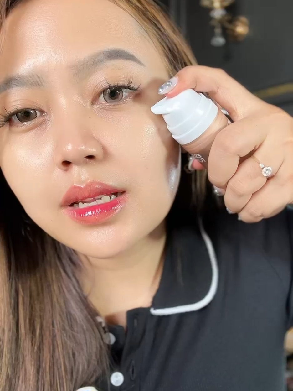 Kulit makin lembap & glowing? Rahasianya ada di MK SKIN Essence Toner 💧✨ Teksturnya ringan, cepet meresap, dan nggak lengket—bikin kulit langsung kerasa sehat dari pertama pakai! 🌿 Melembapkan & menenangkan ⚖️ Seimbangkan pH kulit 🔄 Siap jadi step awal skincare kamu Toner multifungsi yang gentle banget — wajib kamu cobain! #MKSKIN #EssenceToner #SkincareLembap #MKSkinReview #KulitSehatAlami