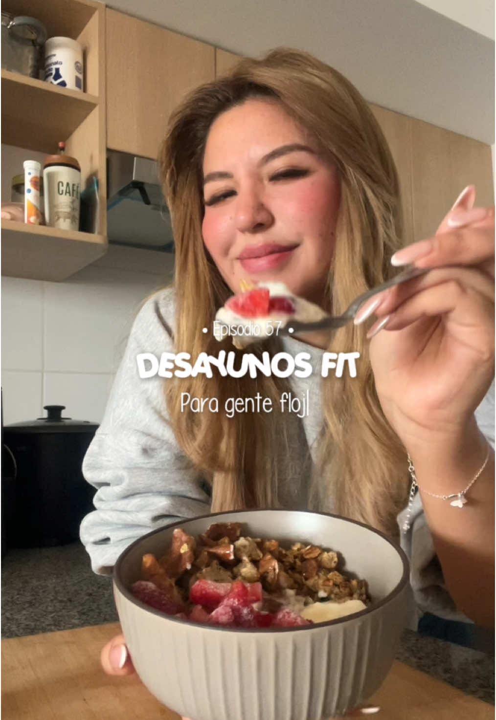 Desayunos SALUDABLES🥑para gente FLOJA💪🏼🤓 - Ep. 57 Ingredientes: ✅2 huevos  ✅1 plátano pequeño (90gr) ✅40gr avena en hojuelas  ✅canela en polvo ✅chorrito de esencia de vainilla  ✅Pizca de sal y stevia Toppings: 100gr de yogurt griego + 50gr de fresas + 10ml de sirope sin calorías  ➡️CAL: 486 ✅Prot: 24 ✅Carbs: 66 ✅Grasa: 14  #limaperu🇵🇪 #desayunosfit #desayunossaludables #perufitness #perufit #nutricionperu #recetassaludable #recetasfitness #gymratsfam