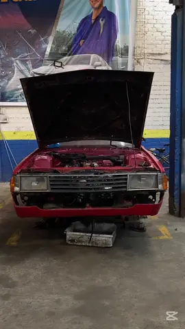 Reviviendo un Toyota Corona del 84 🚘 El cliente nos trajo su auto guardado para hacer revivir su motor y seguir usándolo despues de 8 años sin uso.  ¿Buscas taller que atiendan autos antiguos? Ven visitanos en Lima Norte 📍Av. Antúnez de Mayolo 2417 - SMP #tallermecanico #toyota #autoantiguo #toyotacorona #mantenimiento #reparaciondemotor 