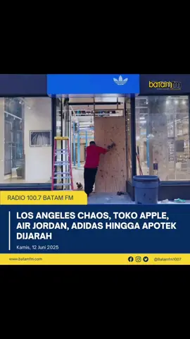 ::: Demonstrasi menolak kebijakan imigrasi Presiden Donald Trump berujung rusuh atau chaos setelah pemerintah federal mengerahkan pasukan Garda Nasional hingga marinir untuk membubarkan unjuk rasa.  Kepolisian Los Angeles (LAPD) membeberkan sejumlah toko di Los Angeles, California, yang menjadi incaran para penjarah selama kerusuhan di kota tersebut sejak pekan lalu. Toko-toko yang ludes dijarah antara lain gerai Adidas, Apple, Nike Air Jordan, Shoe Palace, gerai T-Mobile, termasuk toko-toko perhiasan hingga apotek. Belum jelas apakah massa penjarahan termasuk bagian dari para pedemo atau warga yang memanfaatkan situasi, dikutip dari CBS News. Meski demikian, Wali Kota LA Karen Bass mengatakan akan menindak tegas mereka yang telah melakukan perusakan hingga penjarahan. Seorang saksi menyatakan kepada koresponden CBS di Los Angeles bahwa sejumlah orang sengaja menggunakan alat dan gergaji untuk membongkar pintu toko. (Sumber : CNN) #unjukrasa #penjarahan #losangeles #breakingnews #kilasberita #beritainternasional 