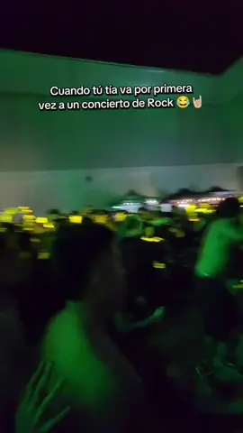 Cuando tú tía va por primera vez a un concierto de Rock 😂🤘🏼 #joveneslosvoyagrabar #losvoyagrabar #rock #music #6voltios #pogo #festiva #punkrock #risa #meme #fyp #viral #p @Conciertos Rock/Metal Perú🇵🇪 @Peruvian Ｒｏｃｋｅｒｓ 