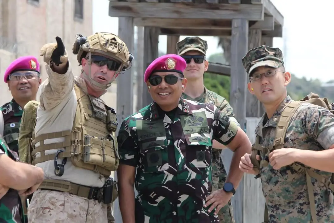 Komandan Korps Marinir (Dankormar) Mayor Jenderal TNI (Mar) Dr. Endi Supardi, S.E., M.M., M.Tr.Opsla., CHRMP., CRMP., meninjau langsung pelaksanaan Latihan Bersama (Latma) Platex 2025 antara Korps Marinir TNI Angkatan Laut dan United States Marine Corps (USMC) di Camp Pendleton, San Diego, Amerika Serikat. Kamis (12/06/2025). Dalam peninjauan strategis ini, Dankormar didampingi oleh Kepala Dinas Operasi dan Latihan TNI AL (Kadisopslatal) Laksamana Pertama TNI Heri Tri Wibowo dan Koorsmin Dankormar Kolonel Marinir Eko Budi Prasetyo Adi Saputro. Latma Platex menjadi panggung unjuk kemampuan tempur modern, salah satunya melalui latihan mobilisasi udara serta skenario pertempuran kota. Kegiatan ini dirancang untuk menguji kecepatan gerak pasukan, akurasi serbuan, dan kemampuan mengendalikan area pertempuran dalam situasi kompleks. Penampilan prajurit Marinir Indonesia yang tangguh dan profesional menunjukkan kesiapan tinggi dalam menjawab tantangan pertempuran urban masa kini. Kehadiran Dankormar di garis depan latihan menjadi simbol kuatnya kepemimpinan dan dukungan penuh terhadap prajuritnya yang tengah mengharumkan nama bangsa di forum militer internasional. Selain sebagai bentuk supervisi, kunjungan ini juga memompa semangat juang pasukan, menegaskan bahwa Korps Marinir Indonesia tidak sekadar hadir, tetapi juga diperhitungkan. Latihan ini menjadi tonggak penting dalam membangun interoperabilitas dan semangat kebersamaan antar angkatan laut kedua negara. Di medan latihan, perbedaan budaya dan bahasa luluh oleh semangat satu tujuan yaitu kesiapsiagaan dan persaudaraan prajurit. Semangat tempur dan kekompakan yang terbentuk di Camp Pendleton adalah cerminan kekuatan sejati Marinir sebagai penjaga samudra dan bumi pertiwi. #tniontv #tnitv #militerindonesia #korpsmarinir #tni #tnial #militerindonesia #sandiego #latmaplatex #campplendeton #kasal #tnidihatirakyat #exercise 