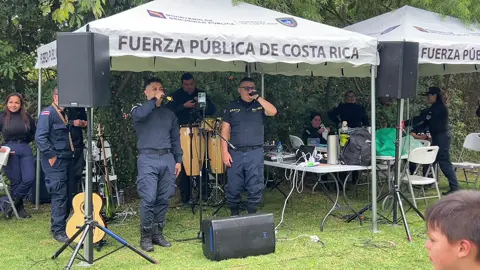 Policías compartiendo con la comunidad 