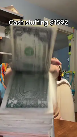 I love me some money💰💰 #cash #cashstuffing #cashstuffingenvelopes #cashstuffingsystem #savingschallenge #savings #money #trading 