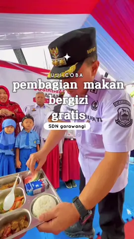 SDN Garawangi menjadi tuan rumah uji coba program Makan Bergizi Gratis bagi siswa-siswi kita. Lewat program ini, anak-anak datang ke sekolah tidak hanya untuk belajar, tapi juga mendapatkan asupan gizi seimbang—memberikan energi dan konsentrasi yang lebih baik dalam proses belajar. Melihat senyum bahagia mereka saat menyantap makanan sehat bersama teman-teman, membuat kami yakin bahwa program ini sangat berarti. Nutrisi yang baik sejak dini adalah investasi jangka panjang—menjadi fondasi tumbuh kembang anak yang cerdas, sehat, dan penuh semangat. Terima kasih kepada semua guru, orang tua, serta tim pelaksana yang membuat uji coba ini terlaksana dengan lancar. Semoga program makan bergizi gratis ini bisa terus dikembangkan, menjangkau lebih banyak sekolah, dan menjadi bagian nyata dari upaya meningkatkan kualitas pendidikan dan kesehatan generasi masa depan. #kuninganmelesat #kuningan #dianrachmatyanuar #dirahmati 