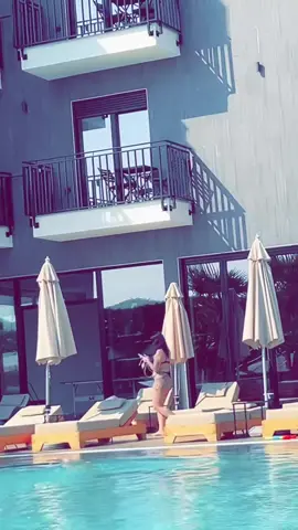 Femna si latina,Sillet neper villa🤪#fypシ゚ #foryoupage #tik_tok #albania🇦🇱 #albania🇦🇱 