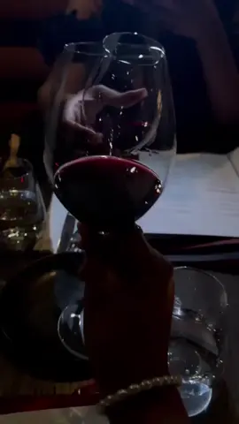 #dinnervibes #winelovers #redwin #cheers 