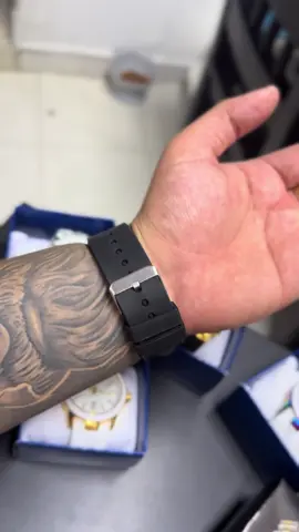 La mejor relojería la consigues acá en Dubois, tenemos las mejores opciones para ti🫵🏻! No te quedes sin estrenar tu hermoso reloj, se acopla al estilo único para ti🤯! Envíos a todo el país🇨🇴! Contraentrega en Medellín📍 #paratii #paratodos #medellin #colombia #lomejor #reloj #relojes #guess 