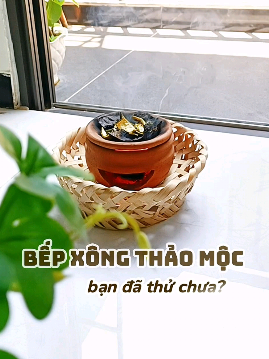 Có thể bạn chưa biết ?  🍀Bếp xông bồ kết, thảo mộc với hương thơm nhẹ nhàng giúp xua đuổi tà khí, loại bỏ năng lượng tiêu cực, mang đến cảm giác yên bình và thu hút tài lộc. Người ta tin rằng, khói bồ kết có khả năng thanh tẩy không gian sống, tạo ra môi trường trong lành, kích hoạt luồng sinh khí tốt, hỗ trợ gia đình công việc  thuận lợi.  Tinh dầu từ bồ kết, thảo mộc còn giúp thư giãn tinh thần, hỗ trợ giấc ngủ và giảm căng thẳng, đặc biệt hữu ích trong việc cân bằng tâm trạng, mang lại cảm giác nhẹ nhàng, dễ chịu,  không gian sống sạch sẽ, an lành, và phong thủy hài hòa hơn. Lưu ý : Khi xông nên mở cửa thông thoáng . #giadinh #doisong #nhacuadoisong #meohay  #phongthuy #mayman #bepxongthaomoc #bepxongboket 