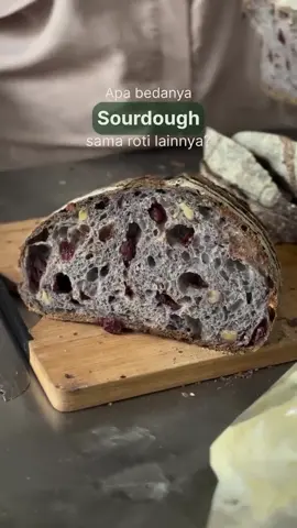 Apa bedanya Sourdough sama roti lain?🍞🥖 Yuk kenalan dulu sama sourdough.. Di loulabites, kita pakai 100% ragi alami✨ ASLI‼️gak dicampur sama ragi instant. Tentunya lebih makan waktu di proses tapi jauh lebih sehat dan “welcome” di tubuh kita. 🤗🙌🏻 Ada yang udah pernah cobain sourdough? Ceritain pengalamanmu 👉🏻 📍 Ruko North Junction RB - 05 Citraland ☎ WA ‪+62 813‑9888‑1735‬ 🛵 Available online grab & gojek 📦 shipping nation wide via paxel (please contact us for more details) #sourdough #loulabites #softartisan #sourdoughrustic #bakerysurabaya #healthybakery #cakesby #rotisurabaya #foodsby #surabayafoodies #tokorotisurabaya #birthdaycake #customcakesurabaya #birthdaycakesurabaya #jaualansussby #kuesurabaya #jualkuesurabaya #healthycakesby #ketocakesby #kuesehatsby #glutenfreecake #bakerysurabaya #customcakesurabaya
