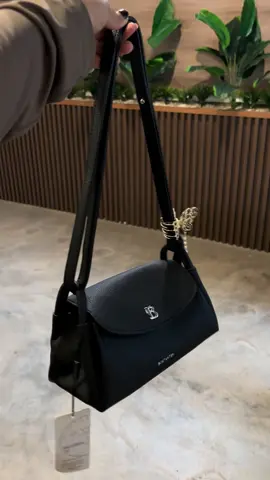 Tas cantik tp tetep muat banyak yukk buruan amanin stoknya🖤 #taswanita #shoulderbag #slingbag #bostanten #fyppppppppppppppppppppppp 