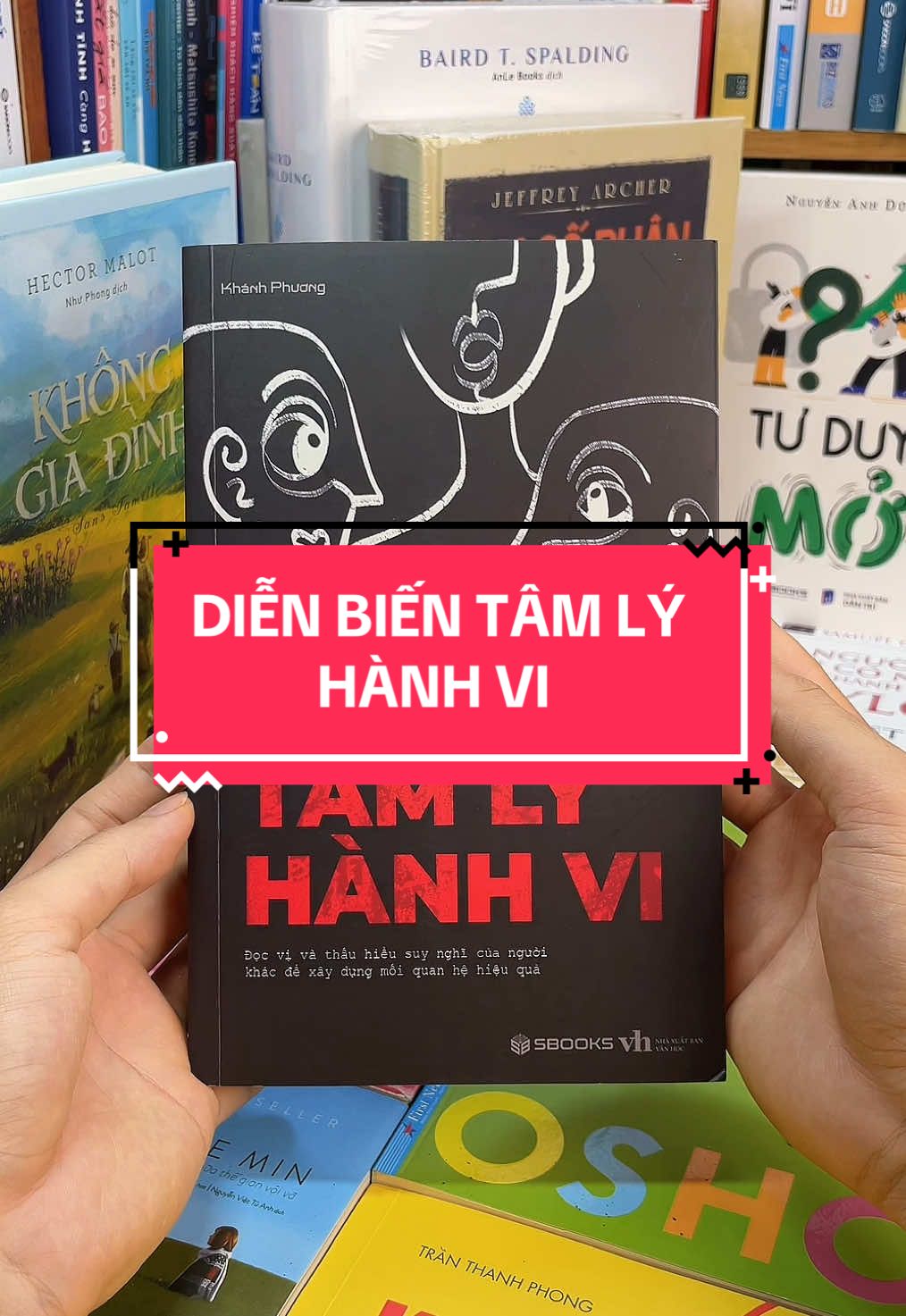 Diễn Biến Tâm Lý Hành Vi – Đọc vị người khác chỉ qua ánh mắt, cử chỉ và hành động! Bạn có từng ước mình có thể hiểu người khác đang nghĩ gì, cảm thấy ra sao – chỉ bằng cách quan sát? “Diễn Biến Tâm Lý Hành Vi” chính là chiếc chìa khóa giúp bạn giải mã những biểu hiện tâm lý ẩn sâu sau từng hành động, ánh mắt, cử chỉ và lời nói của người đối diện. Cuốn sách cung cấp cho bạn: - Các mô hình phân tích hành vi con người trong các tình huống đời thường và chuyên sâu. - Cách vận dụng kiến thức tâm lý để giao tiếp hiệu quả hơn, thấu hiểu sâu sắc hơn, và dẫn dắt người khác thông minh hơn - Nhận diện dấu hiệu của lừa dối, tổn thương, bất ổn trong giao tiếp cá nhân hoặc công việc. Dành cho bất cứ ai muốn nâng tầm khả năng quan sát, thấu cảm và đọc vị người khác.#tiemsachbinhyen #BookTok #sachhay #sach #reading #dienbientamlyhanhvi #tamlyhoc 
