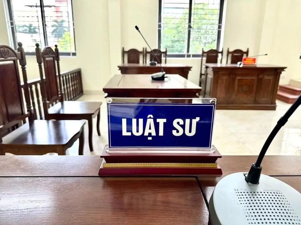 Thằng con nó hỏi rất hay sau khi nghe chuyện này, rằng TRỘM (Alibaba) và CƯỚP (40 tên cướp) là gì? Rất khó để giải thích cho đứa 5 tuổi được hiểu. Theo quy định của Pháp luật, tội trộm cắp và tội cướp tài sản đều là hành vi chiếm đoạt tài sản trái phép, nhưng khác nhau ở chỗ: 1. Trộm cắp được thực hiện một cách lén lút, bí mật, trong khi  2. Cướp được thực hiện công khai, có sử dụng vũ lực hoặc đe dọa dùng vũ lực.  Vậy Alibaba cũng thực hiện hành vi phạm tội, nếu bị bắt vẫn phải chịu trách triệm về tội phạm mà mình đã thực hiện?