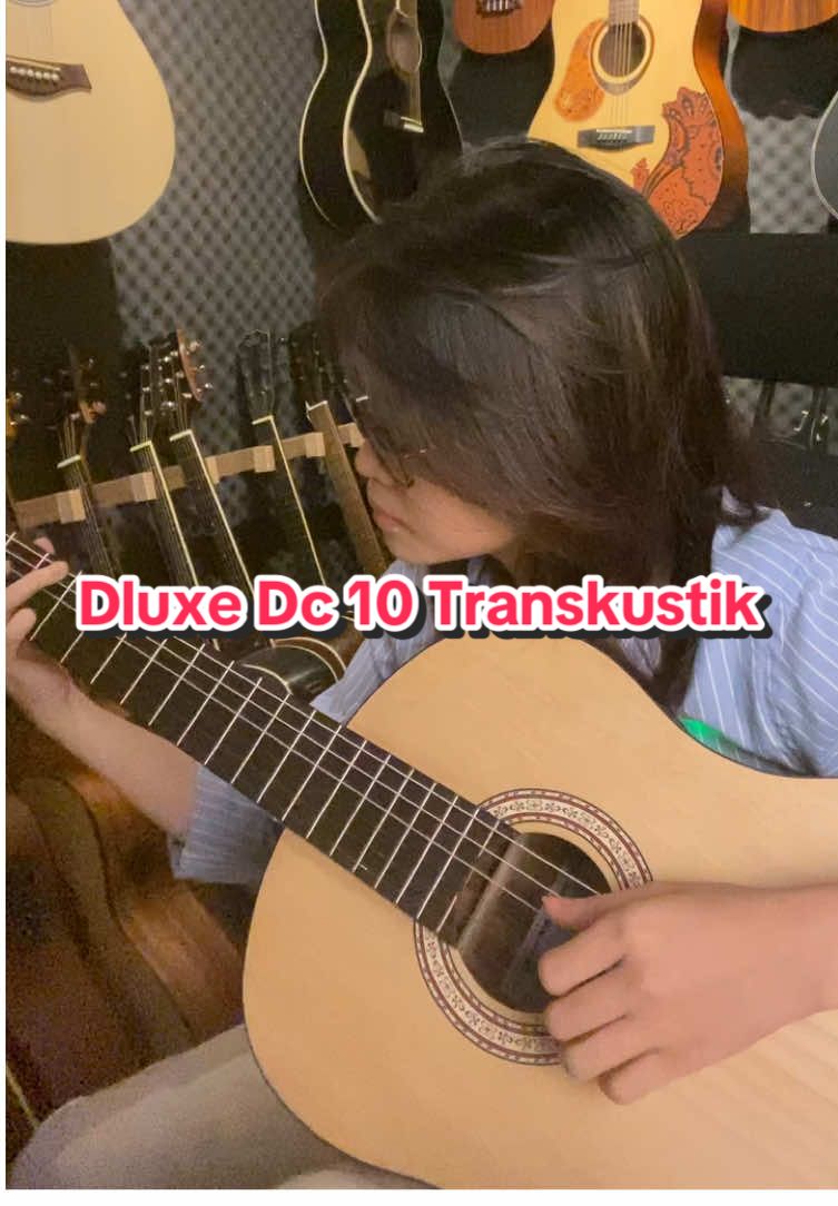 makin seger kalo pake efek efeknya kann || GITAR DLUXE DC 10 NILON #shellayosephine #reviewgitar #fyp #gitaroriginal #GitarPemula #transkustik #dluxe 