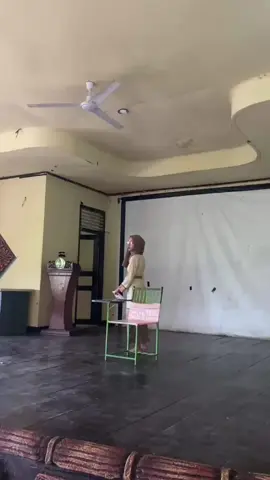 pada saat lomba puisi disma muhammadiyah pagaralam, ada salah satu siswa bernama jihan yang membawakan sebuah puisi yang bercerita tentang keluarganya/ neneknya yang berjuang dimedan perang dahulu, ia berkata  
