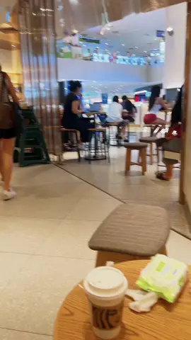 คนเยอะมาก😳🇸🇬#แม่บ้านสิงค์โปรคนสวย😛 #condoliving #singaporelife🇸🇬 #starbucksdrinks #starbuckssg 