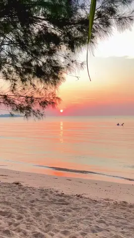 Kenapa pantai pailus masih sepi ya? Padahal kemarin udah sekpet viral tapi masih berasa private sea mana tempatnya bersih dan sunsetnya juga cantik banget sih😍✨ 📍maps warung moro seneng pailus #fyp #fypシ゚ #jepara #pantaijepara #wisatajepara #pantaivibes #sunset #sunsetview #pantaipailus #pantaipailusjepara #pailusbeach #xyzbca 