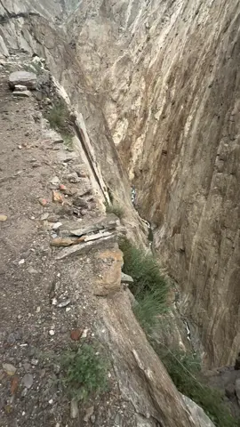 Guess this place…? 🎧🖤 #khaplu #thgas #samamabutt #ilovetravelling #fypシ゚ #explore #deathtrack #gblovers #northernareasofpakistan #travel #mountain #foryoupage #viral @Diyal Sahib 