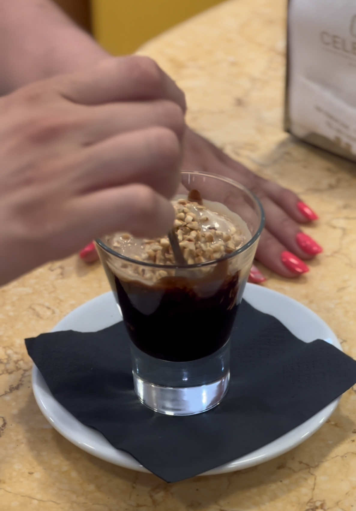 La nostra crema caffè? Un momento di puro piacere ☕🍫✨ Con topping goloso al cioccolato e granelle di nocciola croccanti… da provare! #cremacaffè #dolcepausa #caffètogo #toppinggoloso #nocciola #breaktime #estateitaliana #caffèfreddo #pausagolosa #foodieitaliani