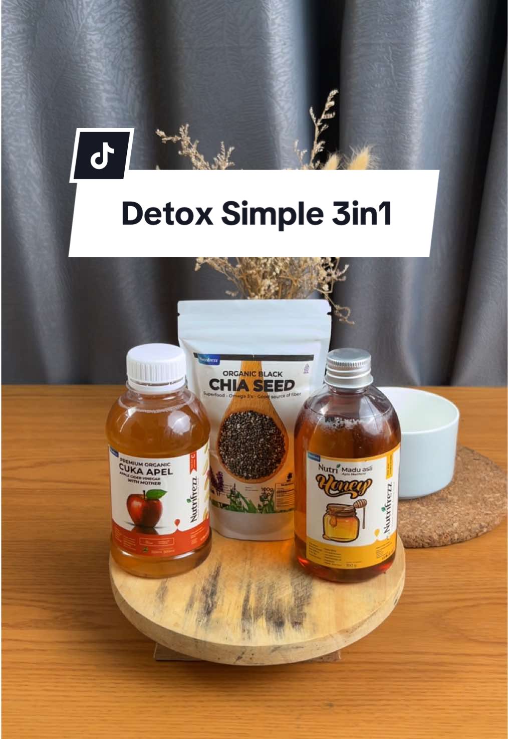 Detox mudah dan simple dengan paket bundling 3in1: cuka apel, madu multiflora, dan chia seed. Paket 3in1 ini bantu tubuh kamu pelan-pelan mengeluarkan racun dan jaga imun. Semua dalam paket praktis! Gratis sendok! 🥄