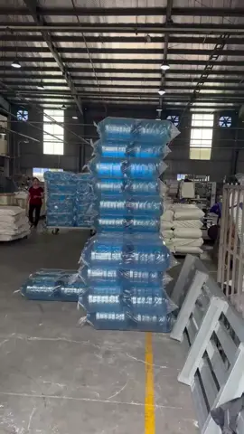 Mưa bão nhưng Bên Cty Em vẫn Giao bình Pet 20 lit cho Khách bình thường ah. Quý Khách cần mua Thêm vỏ bình Pet hoặc Tem nhãn, Màng Co áo Bình, Block chai và phụ kiện vui lòng liên hệ Nhân viên Kinh doanh..... Cty cp Bao bì Bầu Trời Xanh C1-3 đường D7, Khu Công nghiệp Lê Minh Xuân 3, xã Lê Minh Xuân, Huyện Bình Chánh, Tp.HCM#mangpvc #mangcoaobinh #mangco #binhpet20l #nuocuongdongchai 