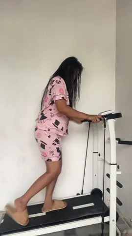 Para sa mga tinatamad lumabas para sa walking eto na ang solusyon diyan ang pambansang treadmill #treadmill #manualtreadmill #treadmillworkout #trending 