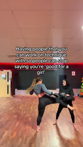 1-2-1 work after class - practising the combo we learnt #combatsports #kickboxing #muaythai #muaythaitraining #technique #GymTok #mma #training #kicks #femaleboxing #womeninsports 
