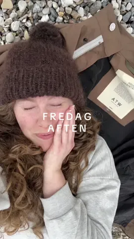 🌊🌊🌊Fredag aften ved tangkrogen mens Aarhus buller der ud af for 2 uger siden💫 Ulet krøller, regnjakke, sweat, og gode sko på, strikhue for ik at fryser ørene. Nyder ofte at være i eget selvskab. Gå ture, sy projekter, pakke badetøjet mm.  Meeen altid hyggeligt at blive gået i møde af P 🌊💌 Nogle dage i et lidt roligere tempo når P’s akildesene er lidt træt⚡️ Fandt et godt spot og sad faktisk først, svarede på mails mm på mobilen, meeen gad bare godt ligge og kigge på skyerne☁️☁️ Så smed min regnjakke og kunne bare høre på bølgerne imens. Roen ved vandets lyd🌊 Jeg har nærmest altid hyggelige fredags planer, sy projekter, gå ture selv eller sammen, tidelig film aften eller familie tid🌞 #mediinaturen #mediiprodukter #mediisystuen #ingridmariegotthardsen #outthere #natur #aarhus #fredagaften