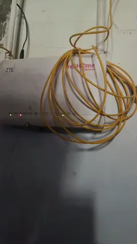 INDIHOME MERAH KEDAP-KEDIP? JANGAN PANIK! BACA PENYEBAB & SOLUSINYA DI BAWAH 👇 Berikut gambarannya: Paling bikin spot jantung pas lagi butuh internet, tiba-tiba lampu modem IndiHome malah disko merah kedap-kedip! 😱 Tenang, kamu nggak sendirian. JANGAN PANIK DULU! Simpan video ini, karena ini panduan pertolongan pertamamu. Baca sampai habis! 👇 🔴 APA ARTINYA LAMPU MERAH KEDAP-KEDIP DI INDIKATOR 