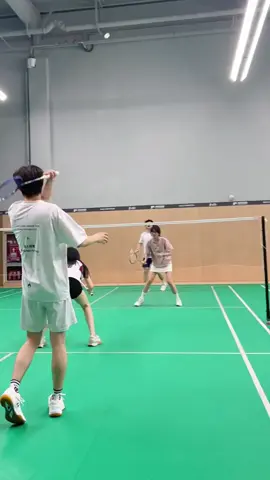 Đánh đôi kiểu... #caulongthegioi #votcaulong #caulongvietnam #caulongphongtrao #badminton 