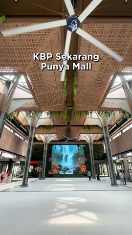 [NEW] KBP sekarang punya retail arcade berkonsep lifestyle meets nature. Baru buka hari ini banget! Udah pada buka sebagian resto, fashion store dan retailnya - HEJO SQUARE @hejosquareofficial  📍 Kota Baru Parahyangan ⏰ 10am-10pm - #hejosquare #bdgsociety #bandungsociety #padalarang #bdgsocietyxhejosquare #nongkrongbandung #wisatabandung #bandungfood #bandungculinary #makananbandung  #bandungfoodies  #kotabaruparahyangan