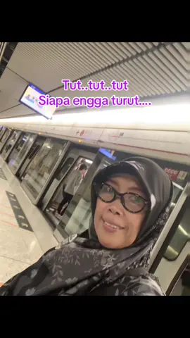Naik kereta api, tut tut tut…. Ke Bandung … Surabaya… #mtrhongkong25#tripplusextravaganza25#bersamateamkesayangan❤️