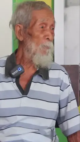 “Saya dituduh PKI, padahal saya bukan. Tapi kalaupun iya, kenapa harus takut?” Soesilo Toer, adik dari sastrawan besar Pramoedya, bicara blak-blakan soal bagaimana rakyat Indonesia selama puluhan tahun dicuci otak untuk membenci komunisme. Ia menjelaskan bahwa komunisme tak sama dengan ateisme, kekerasan, atau anti-agama. Itu semua hanya propaganda buatan Soeharto untuk mempertahankan kekuasaan lewat ketakutan. Fakta: Komunisme pernah jadi musuh utama kapitalisme dan imperialisme. Tapi di Indonesia, rakyat bahkan dilarang berpikir dan berdiskusi tentangnya. Saatnya kita berhenti takut pada “kata” yang dipelintir. Mulai memahami, bukan memusuhi. 🎥 Cuplikan sejarah yang dilarang untuk diingat. #SoesiloToer #PramoedyaAnantaToer #PKI #PropagandaOrdeBaru #Komunisme #IndonesiaMelawanLupa #MelawanLupa #SejarahIndonesia #AntiKapitalisme #PendidikanKritis #BukuDanPerlawanan #MulaiMinatBaca