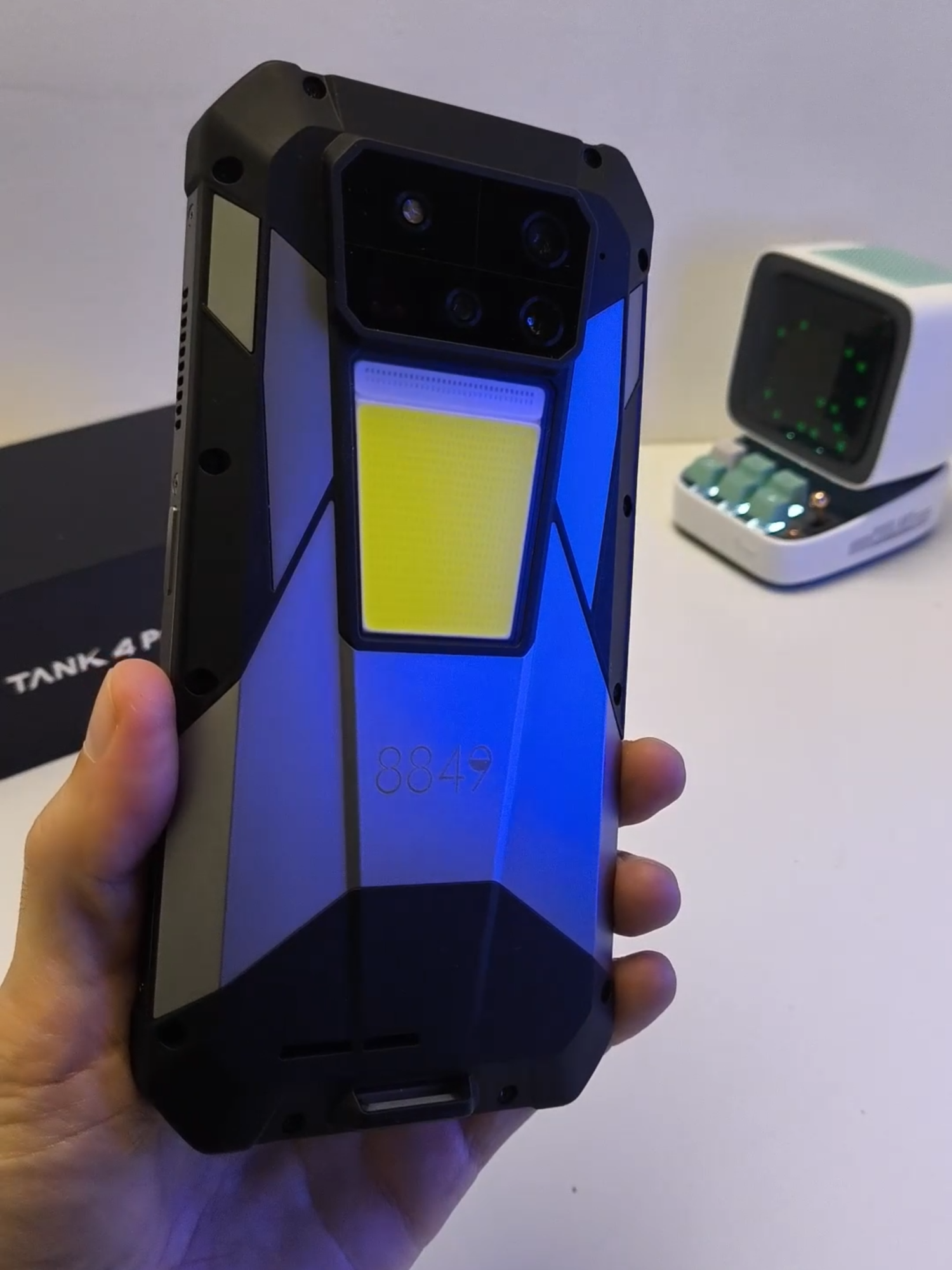 СМАРТФОН С ПРОЕКТОРОМ 🔥 НОВИНКА Unihertz 8849 TANK 4 Pro - 18Гб/1Тб, AMOLED, 3К, 120 Гц, 8300, IP68 #Unihertz #8849TANK4Pro #8849 #TANK4Pro