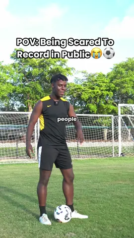 Mic’d up juggling in Miami Day 3😅⚽️ Working on talking louder but it’s hard when people are waiting for you to finish to take pics #fyp #Soccer #football #footy #tutorial #skill 