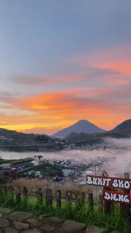 Sunrise di bukit skoter secakep iniii #sunrise #bukitskoterdieng #dieng #wonosobo #fyppppppppppppppppppppppp #gunung #lautanawan 