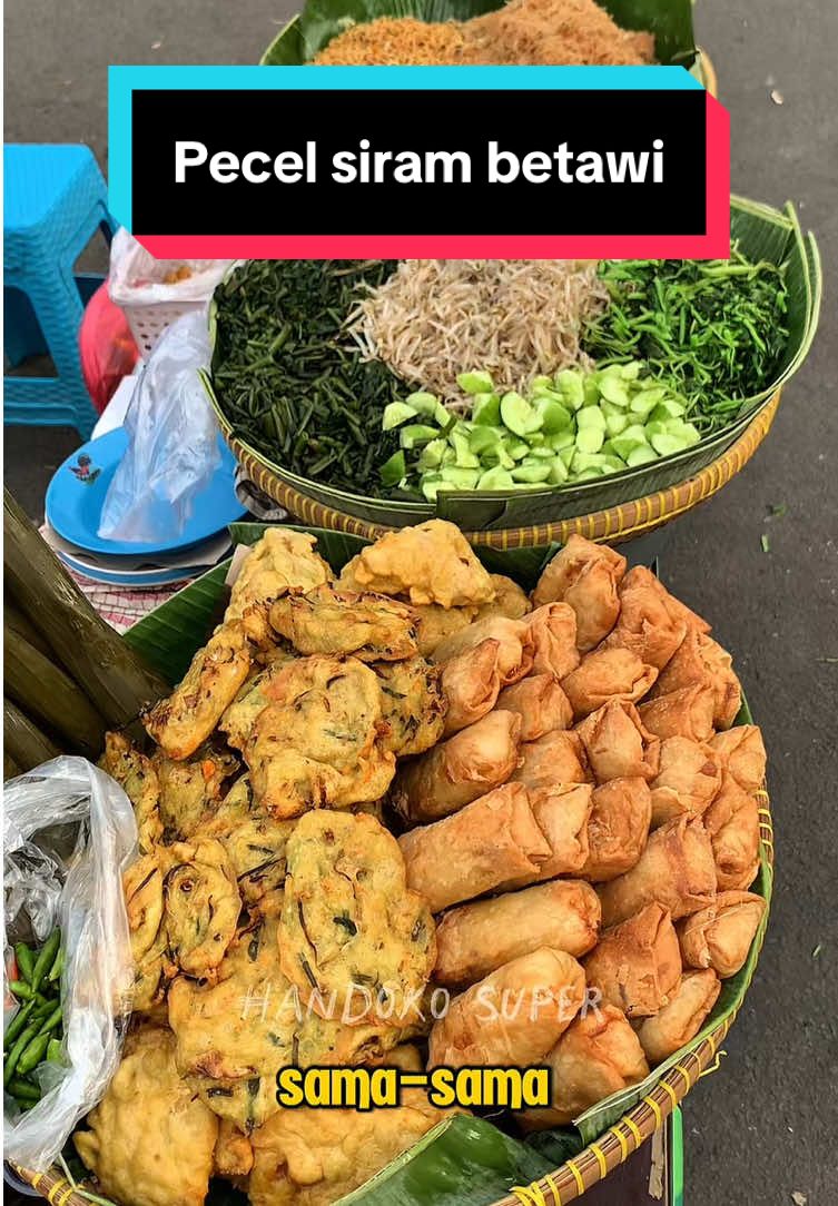 Di tengah tengah  kota ibu kota jakarta ,masih ada pecel murah enak porsi besar. Pecel siram betawi. . 📍plataran masjid akbar kemayoran/di bundaran . ⏰ 16,00-22,00. . . #pecelsirambetawi#pecelkemayoran #kuliner #food #Foodie #kulinerindonesia #idejualan #streetfood 