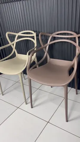 🎨 Nude ou Fendi? Qual combina mais com o seu ambiente? No vídeo de hoje, mostramos a diferença entre essas duas cores queridinhas da Cadeira Allegra da Top Chairs — e te ajudamos a escolher qual se encaixa melhor no seu espaço! Dê o play e descubra qual delas combina mais com o seu estilo! #TopChairs #CadeiraAllegra #FendiOuNude #DecoraçãoComEstilo #DesignFuncional #CadeirasTopChairs #TonsNeutros #AmbientesPlanejados #EscolhaCerta