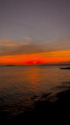 Tiba-tiba berubah begitu saja, yang akhir ceritanya, pasti sama saja… #TikTokImpact #foryou #foryoupagee #lagutimur #storypantai #sunsetsorehari #sunsetdipantai 