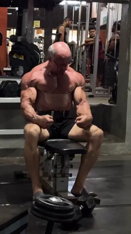 This is a grandfather that’s 85 give him some love  #girls #fyp #foru #Love #forupage #foryoupage #viral #music #wiw #muscles #gym #arnold 