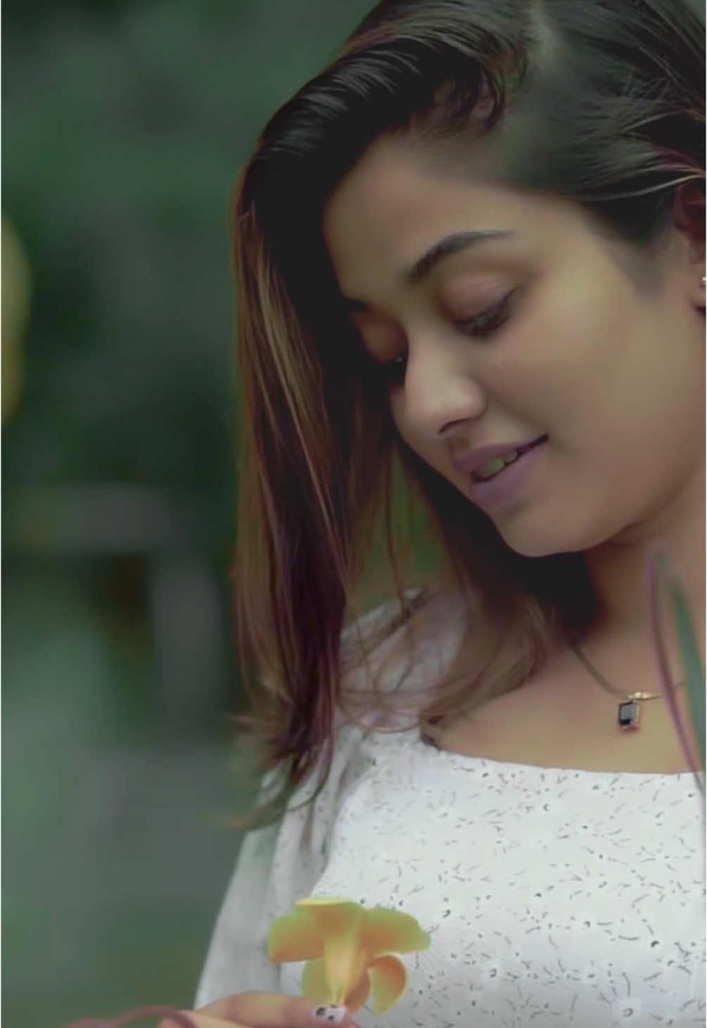 තව පාරක් හමුවී හීනැහී ගවුගානක් දුර යමු වෙන්වී මග හැරුනත් මගදී නුඹ වෙත පෙම් කරමි... හිමිකම් නැති හීනෙක ගොළුවී ප්‍රේමයෙ මුණිවත මා කරමී හිමිනම් හමුවේවී නැතිනම් වෙන් වේවී මේ ගෙවෙන විරාමේ හිත තනිව මුළාවේ අපි පැතුව කතාවේ සුභ නැකත නිමා වේ ඔය සිනහව මතකෙ තියා තනිවෙමි මා සසර පුරා හැම හමුවීමම කෙලවර වන්නෙ පසුවදනක් නැවත තියා... අමතක කෙරුවත් ආයේ ආයේ නුඹ මට සිහිවෙනවා සිහිනෙක පාවි පාවී රහසේ දින වරු ගතවෙ නවා මේ මොසම් සුලගේ පාවී යන්නම් නිහඩ වෙලා ගවුගානක් ඈතින් ඈතට ඔය ඇස් දෙසම බලා මල් මාවත් නැති මේ ජීවිත ගමනේ මගක එදා හමුවී නුඹ දුන් ආදරයට දෛවය එරෙහි වුනා ඔය සිනහව මතකෙ තියා තනිවෙමි මා සසර පුරා හැම හමුවීමම කෙලවර වන්නෙ පසුවදනක් නැවත තියා අමතක කෙරුවත් ආයේ ආයේ නුඹ මට සිහිවෙනවා සිහිනෙක පාවි පාවී රහසේ දින වරු ගතවෙ නවා..// #sudeeradilshan #lyrics #udesharyan