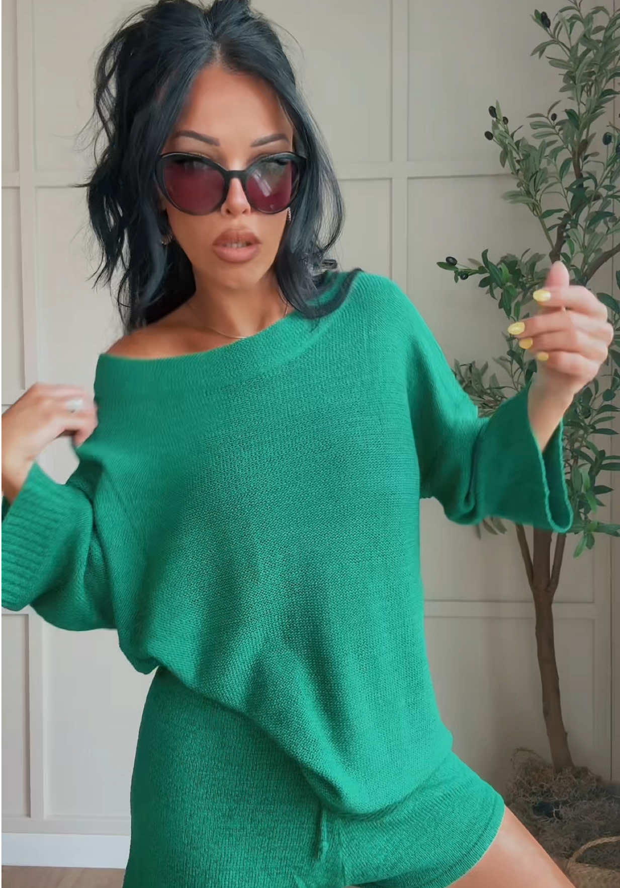 Mom outfit of the day! Such a lightweight and breathable knit fabric! This green lounge set is a must! #loungeset #summerloungewear #shortsset #momerrands #momoutfit #comfyoutfits #greenoutfit #knitshorts #springloungewear #outfitset #bikiniseason #momootd 