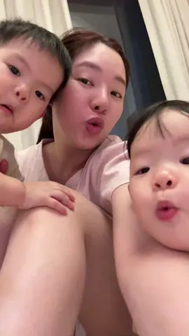 Những giờ phút đáng quý nhất của gia đình chúng cháu. Bố mẹ về là 2 em quấn chặt lấy bố mẹ lun 😛 #embetruyenhinh 