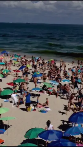 They Had No Time to Run #tsunamibeach #crowdedbeachdisaster #500mwave #masspanic #soravisuals #AIcinema #tsunamivideo #waveimpact #beachgonewrong #olagigante #playacaos #escapeviral