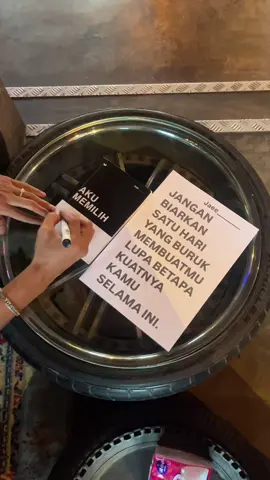 untuk pembelian bukuku ada di showcaseku ya guys trmksii🤍